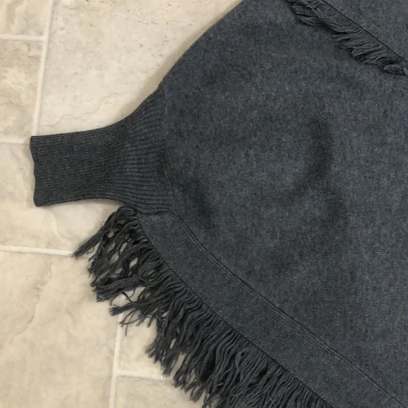 Grey poncho - Picture 3 of 9